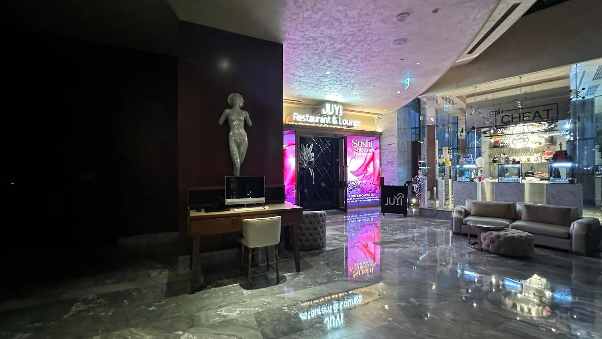 Luxurious 2Bdr Apartment In Paramount Towers With Stunning Burj Khalifa Views Dubai