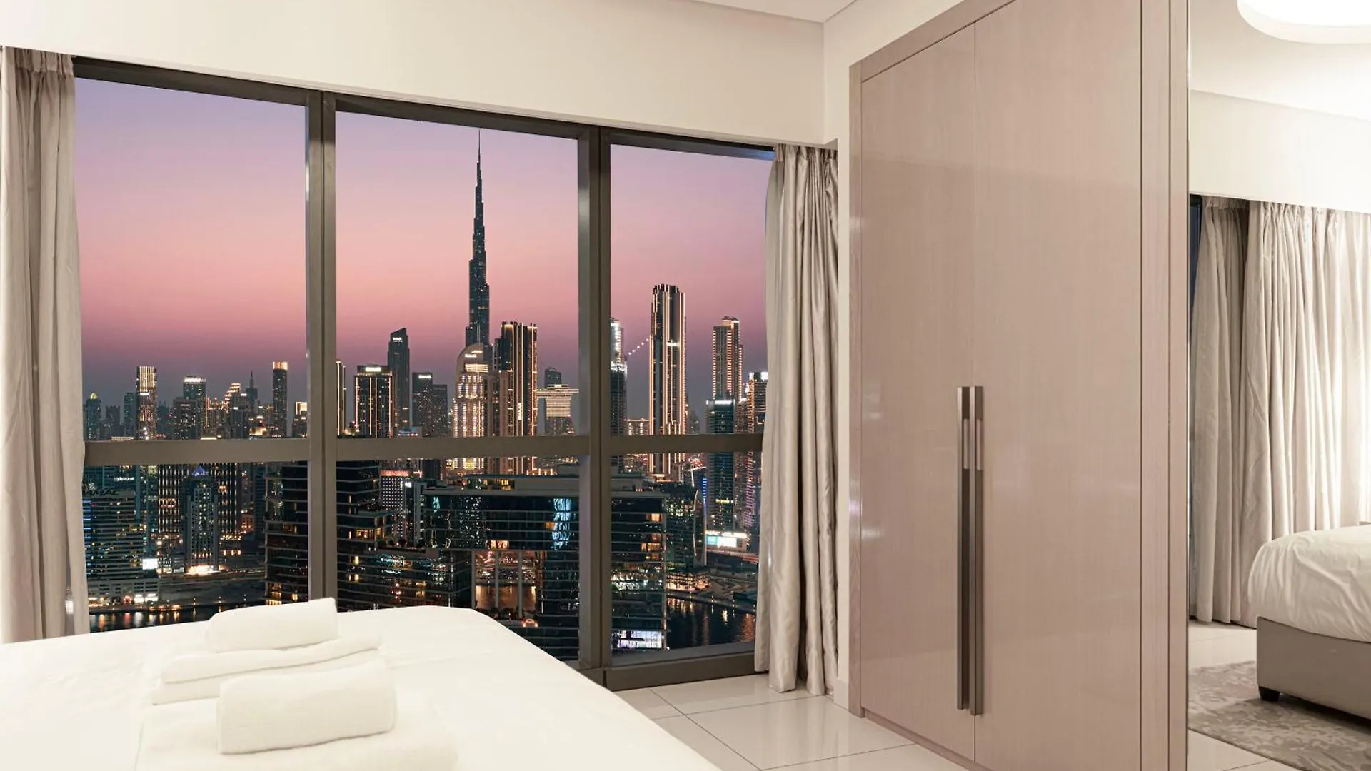 Luxurious 2Bdr Apartment In Paramount Towers With Stunning Burj Khalifa Views Dubai
