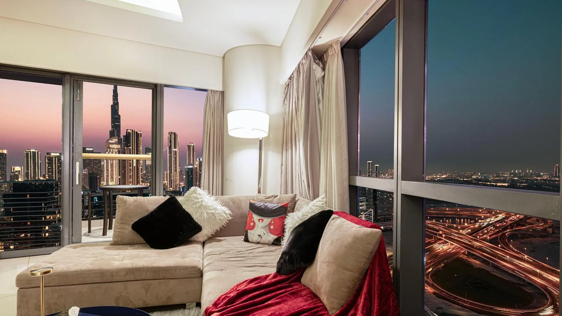 Luxurious 2Bdr Apartment In Paramount Towers With Stunning Burj Khalifa Views Dubai