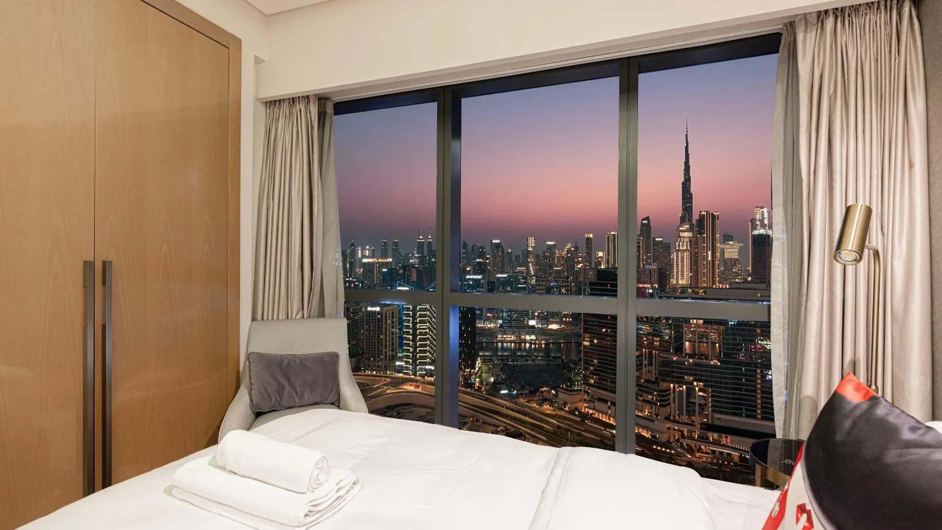 Luxurious 2Bdr Apartment In Paramount Towers With Stunning Burj Khalifa Views Dubai United Arab Emirates